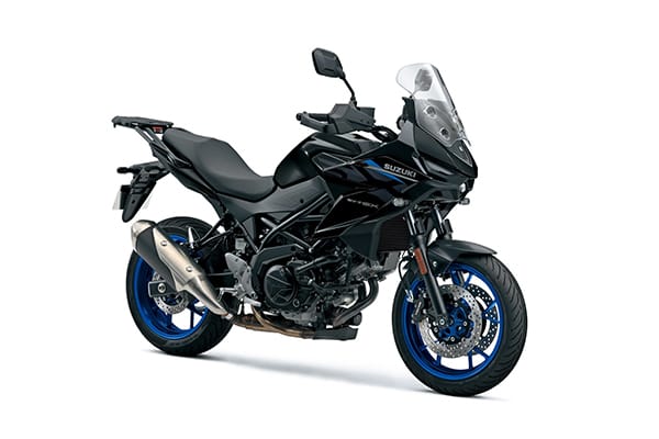Hình ảnh tổng thể nhìn trực diện từ bên hông xe Suzuki SV-7GX 2026 vẫn là thiết kế quen thuộc của Suzuki