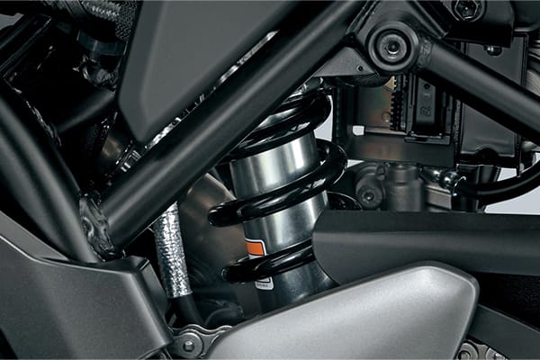 Suzuki SV-7GX 2026 trang bị giảm sóc đơn